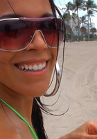 Сексуальная латинка загорает на пляже в зеленом купальнике 1 фото Сексуальная латинка загорает на пляже в зеленом купальнике 1 фото