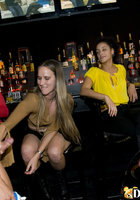 Стриптизер трахнул в рот нескольких девиц в клубе 8 фото Стриптизер трахнул в рот нескольких девиц в клубе 8 фото