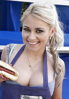 Сексуальная продавщица булочек светит своими титьками 14 фото