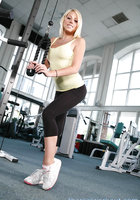 Блондинка в тренажерном зале показала свое стройное тело 7 фото Блондинка в тренажерном зале показала свое стройное тело 7 фото