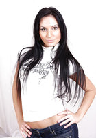 Стройная брюнетка позирует перед камерой возле белого дивана 1 фото Стройная брюнетка позирует перед камерой возле белого дивана 1 фото