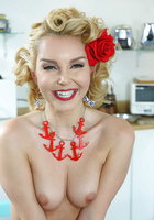 Блонда сняла синее платье и показала киску на столе 10 фото Блонда сняла синее платье и показала киску на столе 10 фото