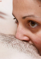 Брюнетка трахает пальцами волосатую писечку партнерши 10 фото Брюнетка трахает пальцами волосатую писечку партнерши 10 фото