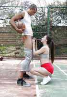 Молодая нимфа в красных шортах делает минет негру на баскетбольной площадке 9 фото Молодая нимфа в красных шортах делает минет негру на баскетбольной площадке 9 фото