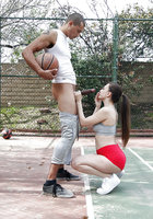 Молодая нимфа в красных шортах делает минет негру на баскетбольной площадке 10 фото Молодая нимфа в красных шортах делает минет негру на баскетбольной площадке 10 фото