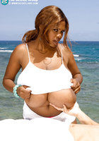 На свежем воздухе тип целует гигантские дойки темнокожей массажистки 6 фото На свежем воздухе тип целует гигантские дойки темнокожей массажистки 6 фото