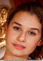 Синеглазая нимфа светит хвастается прелестями на роскошном стуле 1 фото Синеглазая нимфа светит хвастается прелестями на роскошном стуле 1 фото