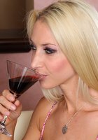 Аристократка вместе с подругой грешат с блондинкой на столе 1 фото Аристократка вместе с подругой грешат с блондинкой на столе 1 фото