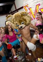 Двое стриптизеров на девичнике подставляли члены для глубоко минета 16 фото Двое стриптизеров на девичнике подставляли члены для глубоко минета 16 фото