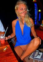 Мамки без трусов светят писками в публичных местах 6 фото Мамки без трусов светят писками в публичных местах 6 фото