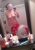 Нимфы делают откровенные селфи сисек перед зеркалом 13 фото Нимфы делают откровенные селфи сисек перед зеркалом 13 фото