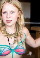 Давалки светят сисечками на публике во время летнего отдыха 4 фото Давалки светят сисечками на публике во время летнего отдыха 4 фото