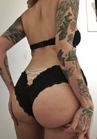 Полная мамаша в татуировках снимает белье и показывает небольшие титьки с окрепшими сосками в спальне 13 фото Полная мамаша в татуировках снимает белье и показывает небольшие титьки с окрепшими сосками в спальне 13 фото