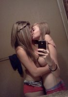 Молодые аматорши хвастаются голыми сиськами в интернете 2 фото Молодые аматорши хвастаются голыми сиськами в интернете 2 фото