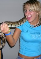 Студентки попозировали с удавом на шее, после чего одна из баб отсосала хахалю 6 фото Студентки попозировали с удавом на шее, после чего одна из баб отсосала хахалю 6 фото