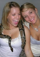 Студентки попозировали с удавом на шее, после чего одна из баб отсосала хахалю 7 фото Студентки попозировали с удавом на шее, после чего одна из баб отсосала хахалю 7 фото