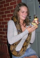 Студентки попозировали с удавом на шее, после чего одна из баб отсосала хахалю 10 фото Студентки попозировали с удавом на шее, после чего одна из баб отсосала хахалю 10 фото