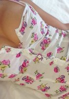 Стройная брюнетка в цветастом платье показала стриптиз на кровати 6 фото Стройная брюнетка в цветастом платье показала стриптиз на кровати 6 фото