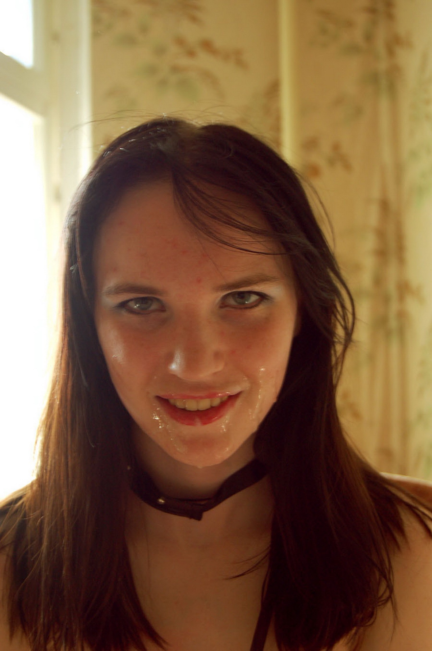 Брюнетка в полосатых гольфах сделала кавалеру минет и дала в киску 16 фотография