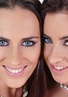 Брюнетка в черных чулках надела страпон, чтобы отодрать красивую подружку на диване 16 фото Брюнетка в черных чулках надела страпон, чтобы отодрать красивую подружку на диване 16 фото